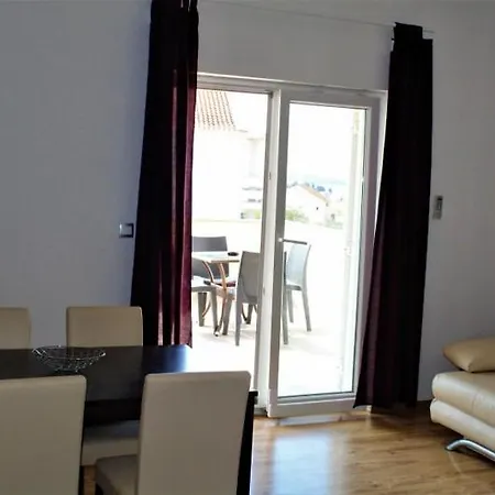 Jure 3* Примоштен