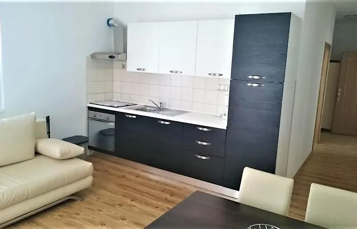 Jure 3* Примоштен